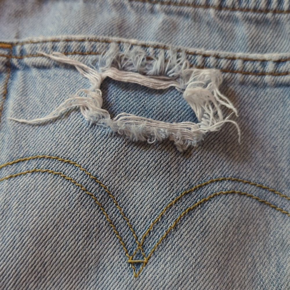 ‎Levi's destroyed denim cut off jean shorts - Picture 10 of 12